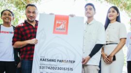 Penyerahan kartu tanda anggota (KTA) PSI Kaesang Pangarep. (Facbook.com/@Partai Solidaritas Indonesia )
