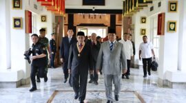 Menteri Pertahanan Prabowo Subianto memberikan penghargaan Penganugrahaan Dharma Pertahanan kepada Anggota Wantimpres Habib Muhammad Luthfi bin Ali Bin Yahya. (Dok. Tim Media Prabowo) 
