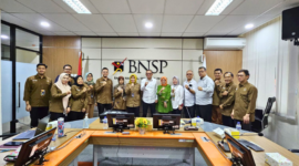 Delegasi Kemenparekraf RI, dipimpin oleh Martini M. Pohan, bersama para komisioner BNSP, membahas strategi penguatan dan harmonisasi tenaga kerja pariwisata dalam kunjungan kerja di Gedung BNSP, Jakarta (17/1/24). (Doc.BNSP) 