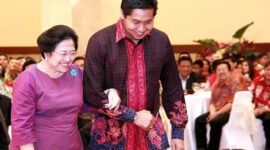 Ketua Umum PDIP Megawati Soekarnoputri bersama Politikus senior Maruarar Sirait. (Facebook.com/@Maruarar Sirait)
