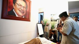 Menteri Pertahanan Prabowo Subianto melayat ke rumah duka eks Menteri Keuangan Rizal Ramli. (Dok. Tim Media Prabowo Subianto)

