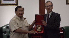 Calon presiden Prabowo Subianto menerima ucapan selamat dari Presiden Konfederasi Swiss Viola Amherd yang diantar langsung kepada Prabowo oleh Duta Besar Swiss untuk Indonesia Olivier Zehnder. (Dok. Tim Media Prabowo)