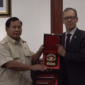 Calon presiden Prabowo Subianto menerima ucapan selamat dari Presiden Konfederasi Swiss Viola Amherd yang diantar langsung kepada Prabowo oleh Duta Besar Swiss untuk Indonesia Olivier Zehnder. (Dok. Tim Media Prabowo)