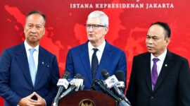 Menperin Agus Gumiwang Kartasasmita dan Menkominfo Budi Arie Setiadi saat bersama Chief Executive Officer (CEO) Apple Tim Cook. (Dok. Setneg.go.id)