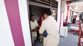 Menteri Pertahanan RI dan presiden terpilih 2024-2029 Prabowo Subianto melihat secara langsung kondisi  rumah apung yang berada di Muara Angke. (Dok. Tim Media Prabowo)