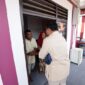 Menteri Pertahanan RI dan presiden terpilih 2024-2029 Prabowo Subianto melihat secara langsung kondisi  rumah apung yang berada di Muara Angke. (Dok. Tim Media Prabowo)