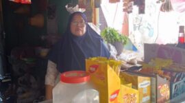 Suryani, pedagang eceran asal Pamulang, Tangerang Selatan, Banten yang kini berhasil menopang perekonomian keluarga berkat usaha toko kelontong. (Dok. BRI)