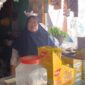 Suryani, pedagang eceran asal Pamulang, Tangerang Selatan, Banten yang kini berhasil menopang perekonomian keluarga berkat usaha toko kelontong. (Dok. BRI)