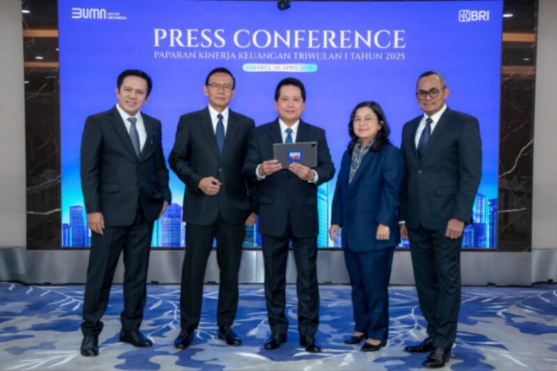 Press Conference Kinerja Keuangan BRI Triwulan I 2025 oleh Direktur Utama BRI Hery Gunardi, dan dihadiri oleh Direktur Finance & Strategy BRI Viviana Dyah Ayu, Direktur Manajemen Risiko BRI Mucharom, Direktur Micro BRI Akhmad Purwakajaya, dan Direktur Network & Retail Funding BRI Aquarius Rudianto. (Dok. BRI)