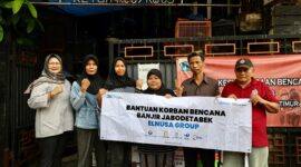 Perwira Elnusa menyerahkan bantuan sembako untuk warga terdampak banjir di Cilandak Timur. (Dok. PT Elnusa)