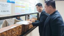 Kuasa hukum DPS menyerahkan berkas permohonan mediasi tripartit kepada petugas loket Dinas Ketenagakerjaan Kota Jakarta Selatan, Kamis (20/8/2026), setelah upaya penyelesaian lewat mekanisme bipartit dengan PT NIL menemui jalan buntu. (Foto: Dok. Kuasa Hukum DPS)