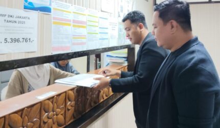 Kuasa hukum DPS menyerahkan berkas permohonan mediasi tripartit kepada petugas loket Dinas Ketenagakerjaan Kota Jakarta Selatan, Kamis (20/8/2026), setelah upaya penyelesaian lewat mekanisme bipartit dengan PT NIL menemui jalan buntu. (Foto: Dok. Kuasa Hukum DPS)