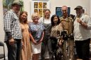 Wali Kota Bill Gebhardt membuka pameran I Am Who I Am yang menandai babak baru perjalanan kreatif Andrea van Diemen di Australia. Bertempat di Bence Room, Burra Regional Art Gallery, pameran ini menampilkan karya mixed media yang memadukan lukisan, perhiasan buatan tangan, batik organik, dan ecoprint. (Dok. Andrea van Diemen)
