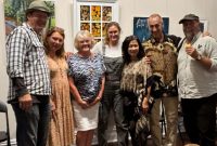 Wali Kota Bill Gebhardt membuka pameran I Am Who I Am yang menandai babak baru perjalanan kreatif Andrea van Diemen di Australia. Bertempat di Bence Room, Burra Regional Art Gallery, pameran ini menampilkan karya mixed media yang memadukan lukisan, perhiasan buatan tangan, batik organik, dan ecoprint. (Dok. Andrea van Diemen)

