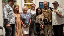 Wali Kota Bill Gebhardt membuka pameran I Am Who I Am yang menandai babak baru perjalanan kreatif Andrea van Diemen di Australia. Bertempat di Bence Room, Burra Regional Art Gallery, pameran ini menampilkan karya mixed media yang memadukan lukisan, perhiasan buatan tangan, batik organik, dan ecoprint. (Dok. Andrea van Diemen)
