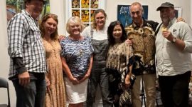 Wali Kota Bill Gebhardt membuka pameran I Am Who I Am yang menandai babak baru perjalanan kreatif Andrea van Diemen di Australia. Bertempat di Bence Room, Burra Regional Art Gallery, pameran ini menampilkan karya mixed media yang memadukan lukisan, perhiasan buatan tangan, batik organik, dan ecoprint. (Dok. Andrea van Diemen)
