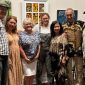 Wali Kota Bill Gebhardt membuka pameran I Am Who I Am yang menandai babak baru perjalanan kreatif Andrea van Diemen di Australia. Bertempat di Bence Room, Burra Regional Art Gallery, pameran ini menampilkan karya mixed media yang memadukan lukisan, perhiasan buatan tangan, batik organik, dan ecoprint. (Dok. Andrea van Diemen)
