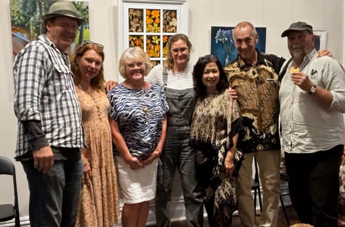 Wali Kota Bill Gebhardt membuka pameran I Am Who I Am yang menandai babak baru perjalanan kreatif Andrea van Diemen di Australia. Bertempat di Bence Room, Burra Regional Art Gallery, pameran ini menampilkan karya mixed media yang memadukan lukisan, perhiasan buatan tangan, batik organik, dan ecoprint. (Dok. Andrea van Diemen)
